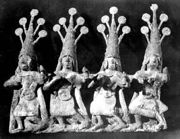 汉代铜饰上的巫舞形象（云南晋宁石寨山出土）></p><BR>　　此外，如师公舞、萨满舞以及寺庙舞蹈，都属巫舞。巫舞一般动作较硬直，多棱角，幅度大，带有较浓厚的神秘色彩。<BR>　　巫舞，在漫长的岁月中，充满封建迷信色彩，但它在民俗学、社会学、宗教学方面有重要的研究价值，在艺术上，也有相当的审美价值。中华人民共和国成立后，经过加工整理，许多巫舞已改造成民俗性节日中的舞蹈。</td>
	</tr>
	<tr>
		<td width=