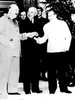W.L.S.丘吉尔、H.S.杜鲁门、И.В.斯大林(从左至右)在波茨坦会议上></p></td>
	</tr>
	<tr>
		<td width=