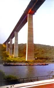 国摩泽尔桥，钢连续箱形梁公路桥，主跨218米，墩高超过124米，1972年建成