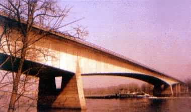 德国本多夫桥，预应力混凝土单铰连续t形刚构公路桥，主跨208米，1964年建成
