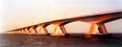 荷兰东斯海尔德桥，悬臂拼装的预应力混凝土t形钢构公路桥，跨度91.4米，1965年建成
