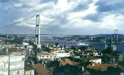 土耳其博斯普鲁斯海峡桥，联结欧亚大陆的公路悬索桥，主跨1074米，1973年建成