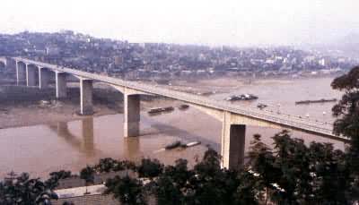 重庆长江桥，中国目前跨度最大（174米）的预应力混凝土t形刚构公路桥，1980年建成