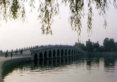 十七孔桥，位于北京颐和园内，建于1736～1795年，为著名的园林石拱桥